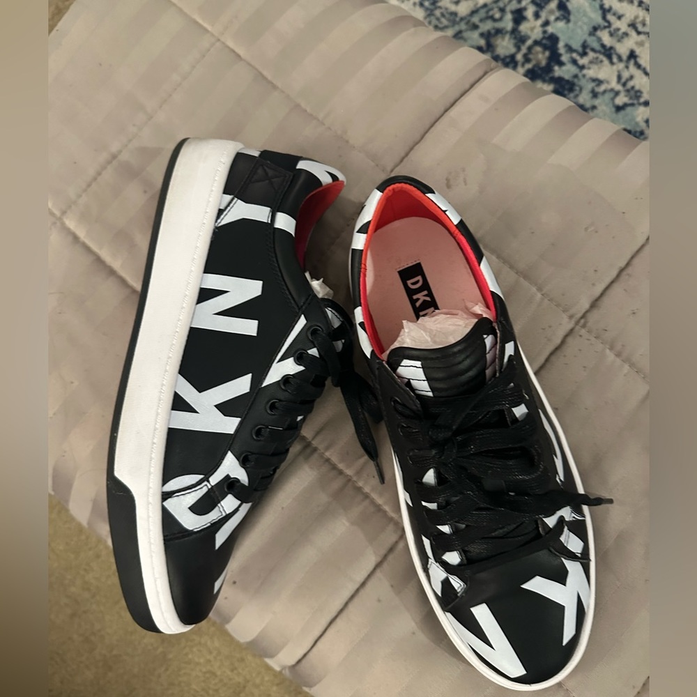 DKNY Men’s Fashion Sam logo size 8 sneakers